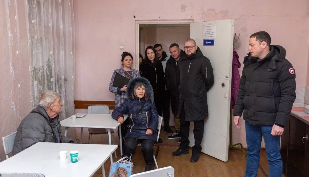У притулку для бездомних в Кам'янському наразі на обліку перебуває понад 200 людей - ФОТО