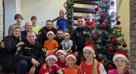 У Кам’янському поліційні привітали з Різдвом Христовим багатодітну родину свого колеги