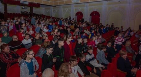 В Кам’янському з новорічними та різдвяними святами привітали дітей-сиріт та малечу, яка виховується у фостерних сім’ях