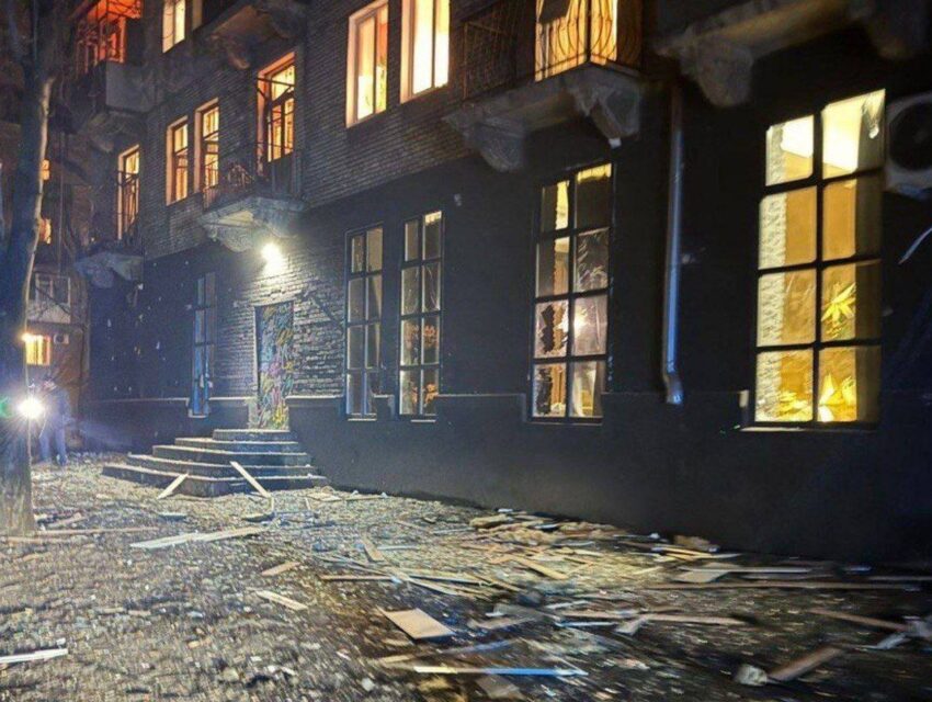 Внаслідок нічної атаки БпЛА в Кам’янському постраждала жінка, вибиті вікна в будинках