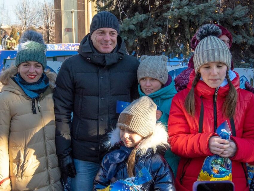 В Кам’янському сьогодні запалили святкові вогні на Новорічній ялинці