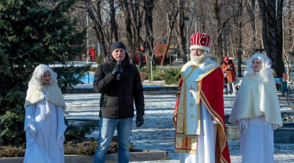 В Кам'янському сьогодні запалили святкові вогні на Новорічній ялинці - ФОТО