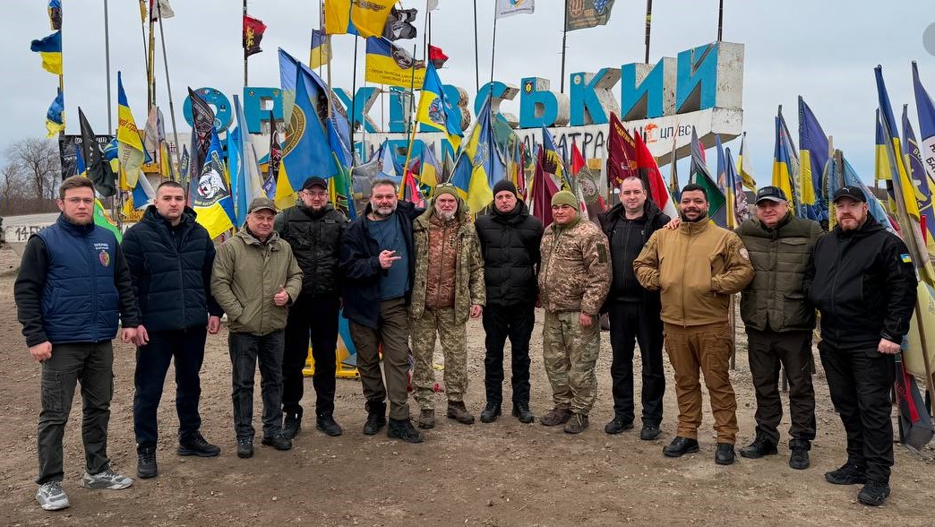 Команда волонтерів з Кам'янського разом с мером відвідала земляків на фронті - ФОТО
