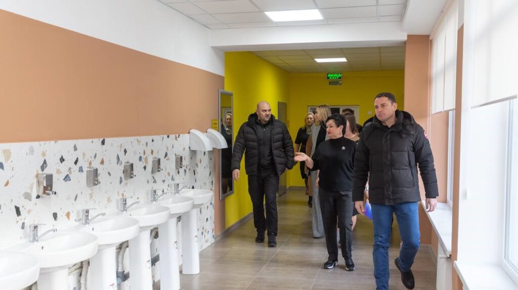 В Кам'янському під час візиту голови Дніпропетровської ОВА відкрили укриття у ліцеї та лікарні - ФОТО