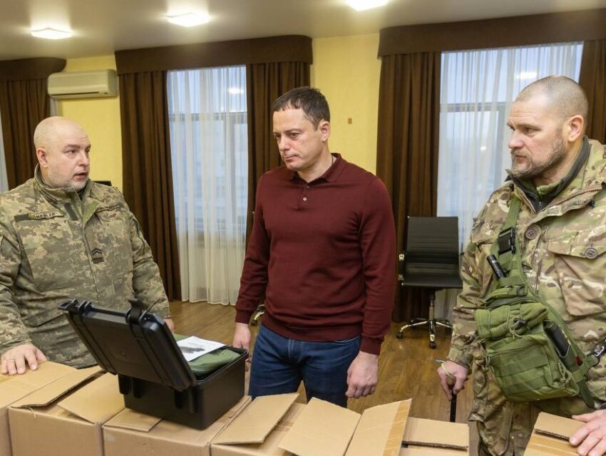 Від громади Кам’янського нашим захисникам передали монокуляри