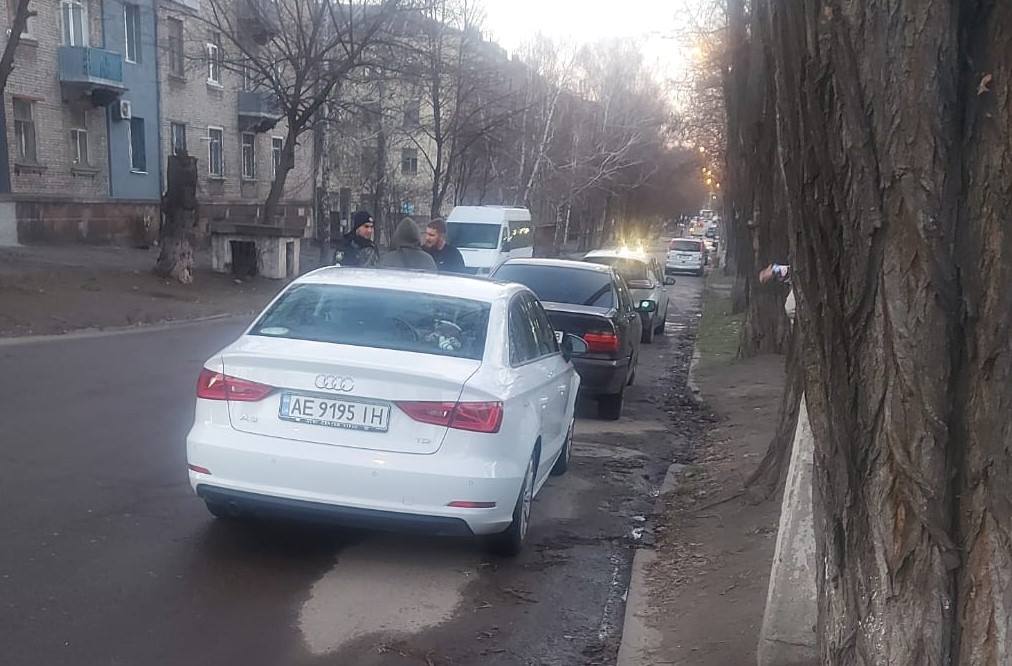Свавілля під прикриттям доброї справи: у Кам’янському троє активістів з супроводу «На Щиті» намагались «виховати» пенсіонера, влаштувавши автопогоню та жорстоке побиття - ФОТО