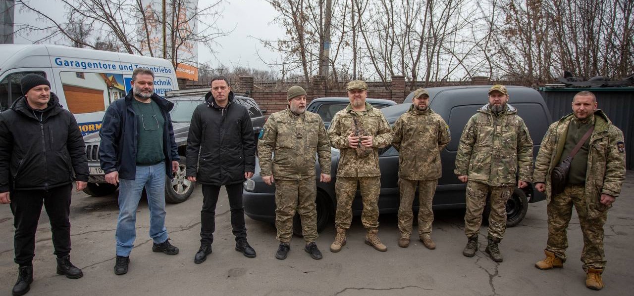 Волонтери з Кам'янського передали чергове авто для місцевого батальйону ТРО - ФОТО