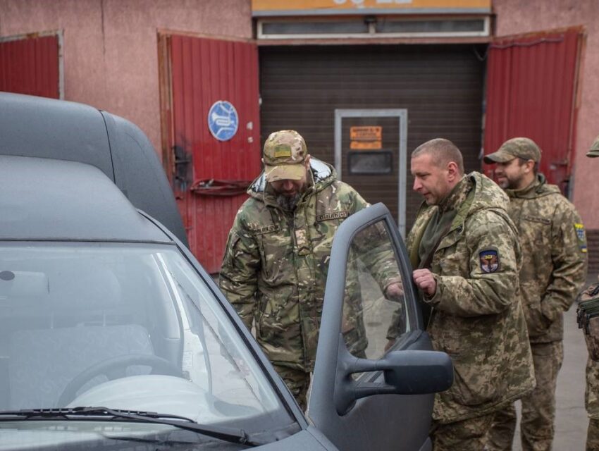 Волонтери з Кам’янського передали чергове авто для місцевого батальйону ТРО