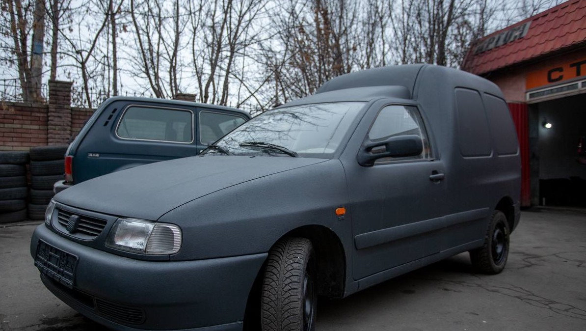 Волонтери з Кам'янського передали чергове авто для місцевого батальйону ТРО - ФОТО