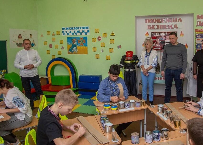  Учні та освітяни Кам’янської гімназії №34 передали гуманітарний вантаж захисникам на передову