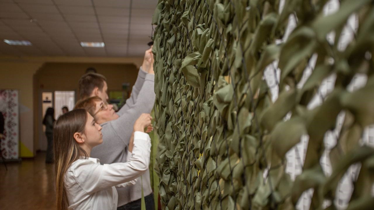  Учні та освітяни Кам'янської гімназії №34 передали гуманітарний вантаж захисникам на передову - ФОТО