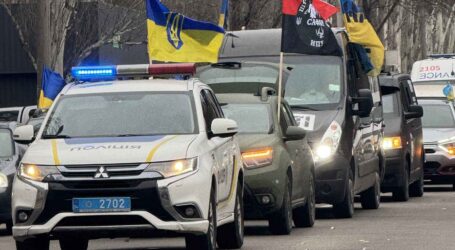 Яких правил повинні дотримуватись пішоходи та водії під час проїзду колони супроводу «На Щиті», розповіли в поліції Кам’янського