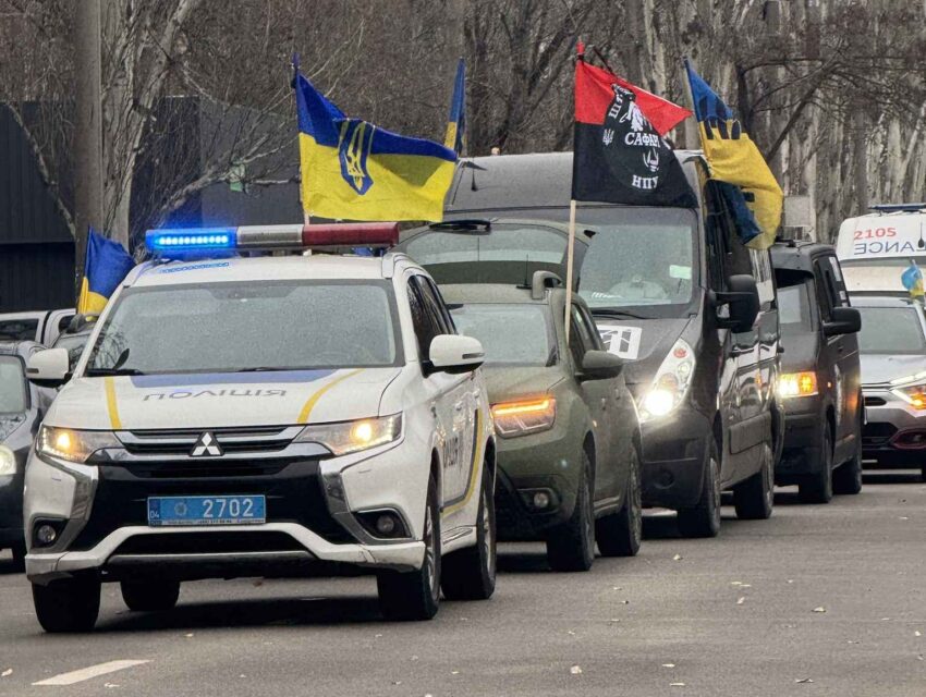 Яких правил повинні дотримуватись пішоходи та водії під час проїзду колони супроводу «На Щиті», розповіли в поліції Кам’янського