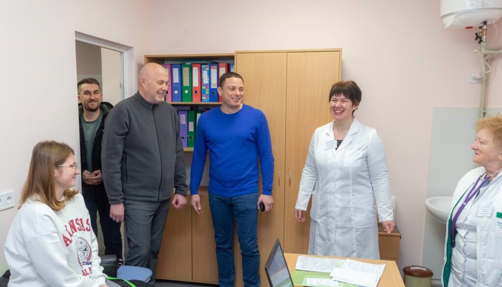 В Кам'янському в рамках програми «Відновлення України» відремонтували один з поверхів амбулаторії на Черемушках - ФОТО
