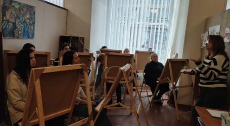 В Центральній бібліотеці Кам’янського розпочались безплатні курси малювання для дорослих