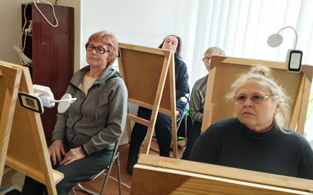 В Центральній бібліотеці Кам'янського розпочались безплатні курси малювання для дорослих - ФОТО