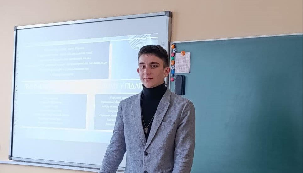 Понад 120 проєктів юних науковців з Кам'янського представлятимуть місто на обласному етапі конкурсу Малої академії наук - ФОТО
