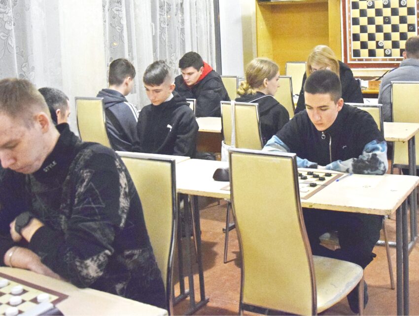 Стали відомі результати другого туру чемпіонату Кам’янського з шашок-64