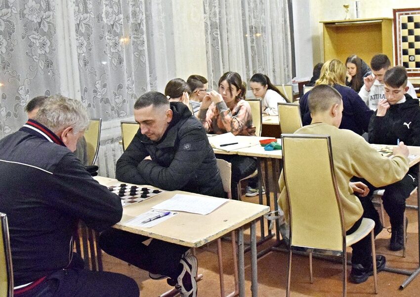 П’ять гравців лідирують після третього туру чемпіонату Кам`янського з шашок