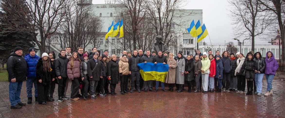 В Кам'янському у День Соборності України провели урочистий захід біля пам'ятника Т.Шевченку - ФОТО