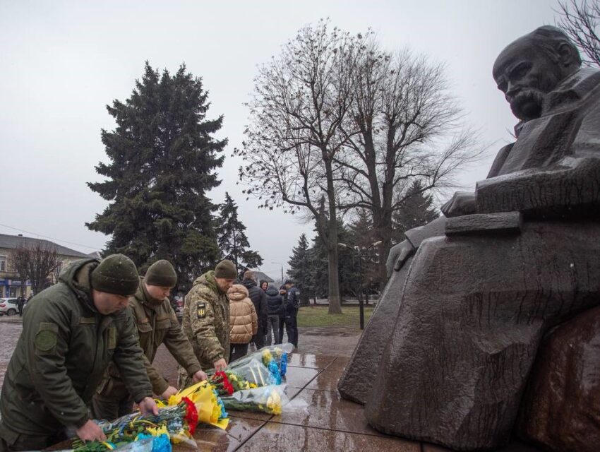 В Кам’янському у День Соборності України провели урочистий захід біля пам’ятника Т.Шевченку