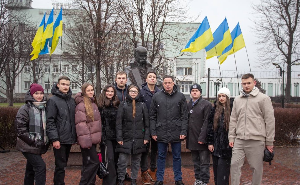 В Кам'янському у День Соборності України провели урочистий захід біля пам'ятника Т.Шевченку - ФОТО