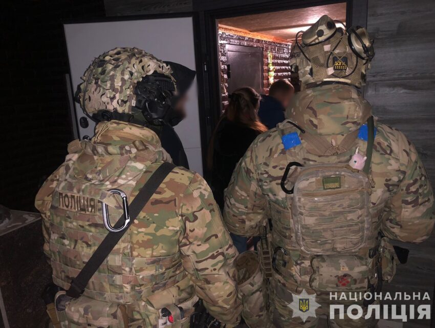 У Дніпрі викрили лікарів, які «приписували» діагноз ВІЛ військовозобов’язаним за хабарі