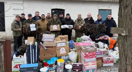 Команда волонтерів з Кам’янського разом с мером відвідала земляків на фронті