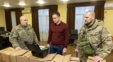Від громади Кам’янського нашим захисникам передали монокуляри