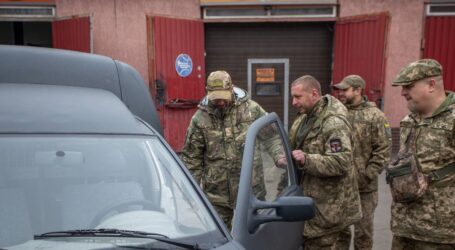 Волонтери з Кам’янського передали чергове авто для місцевого батальйону ТРО