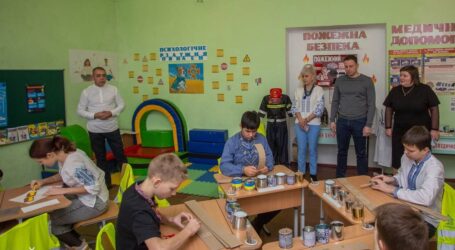  Учні та освітяни Кам’янської гімназії №34 передали гуманітарний вантаж захисникам на передову