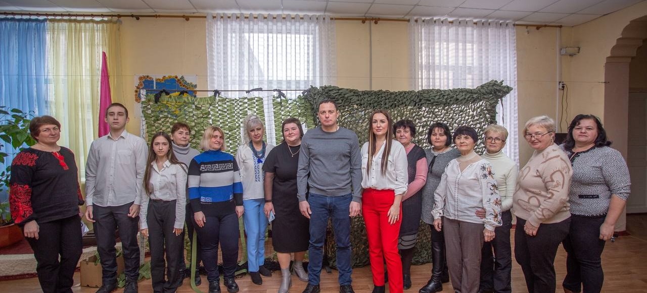  Учні та освітяни Кам'янської гімназії №34 передали гуманітарний вантаж захисникам на передову - ФОТО