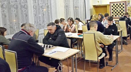 П’ять гравців лідирують після третього туру чемпіонату Кам`янського з шашок