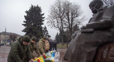 В Кам’янському у День Соборності України провели урочистий захід біля пам’ятника Т.Шевченку