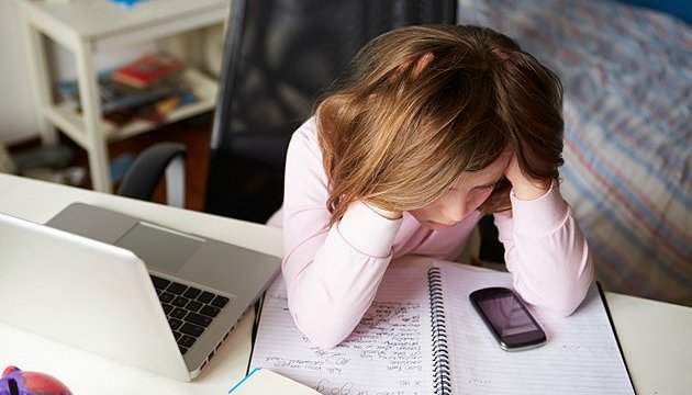 У соціальних мережах може з’явитись ще більше шкідливого контенту: що фахівці радять батькам для захисту дітей