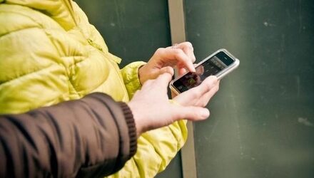 В Кам’янському підліток відібрав телефон у 9-річного хлопця, який гуляв у дворі