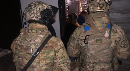 У Дніпрі викрили лікарів, які «приписували» діагноз ВІЛ військовозобов’язаним за хабарі