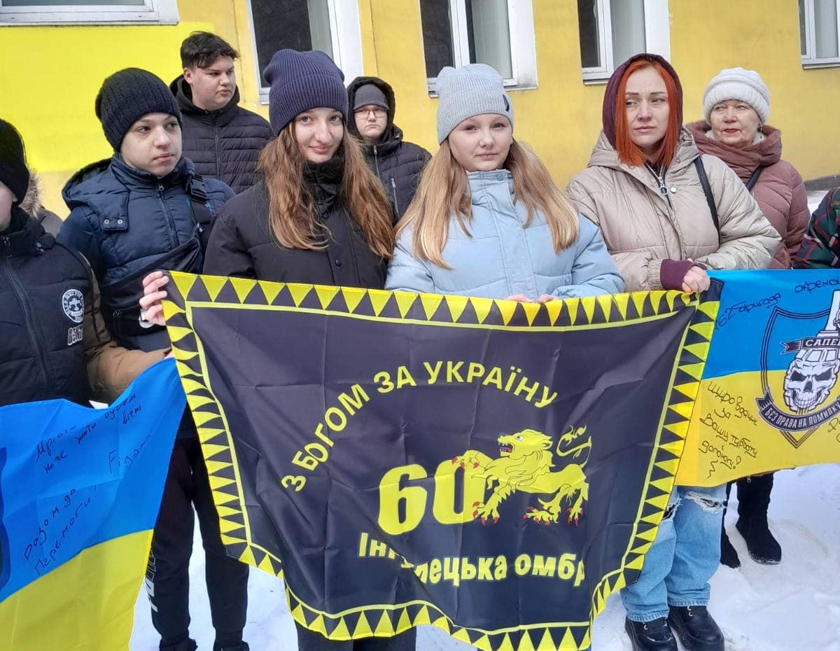 Чергове авто для військових відправили до підрозділу освітяни Кам'янського - ФОТО