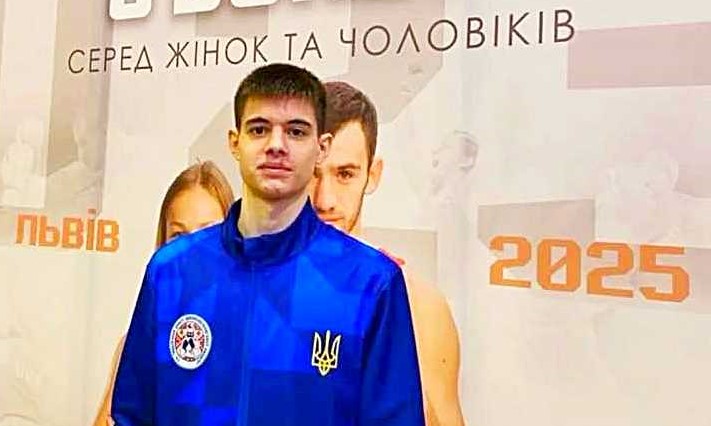 Боксер з Кам`янського Денис Проскура виборов “срібло” на чемпіонаті України й отримав новий спортивний статус