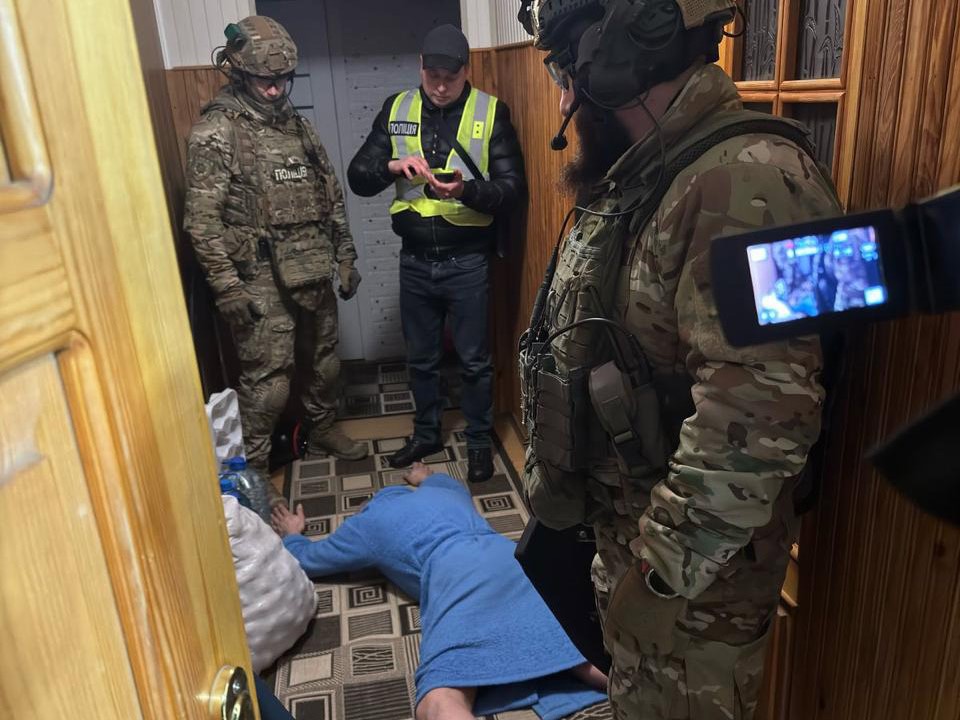 Пропонували за 4 тис. доларів уникнути участі у бойових діях: на Дніпропетровщині викрили групу військовослужбовців - ФОТО
