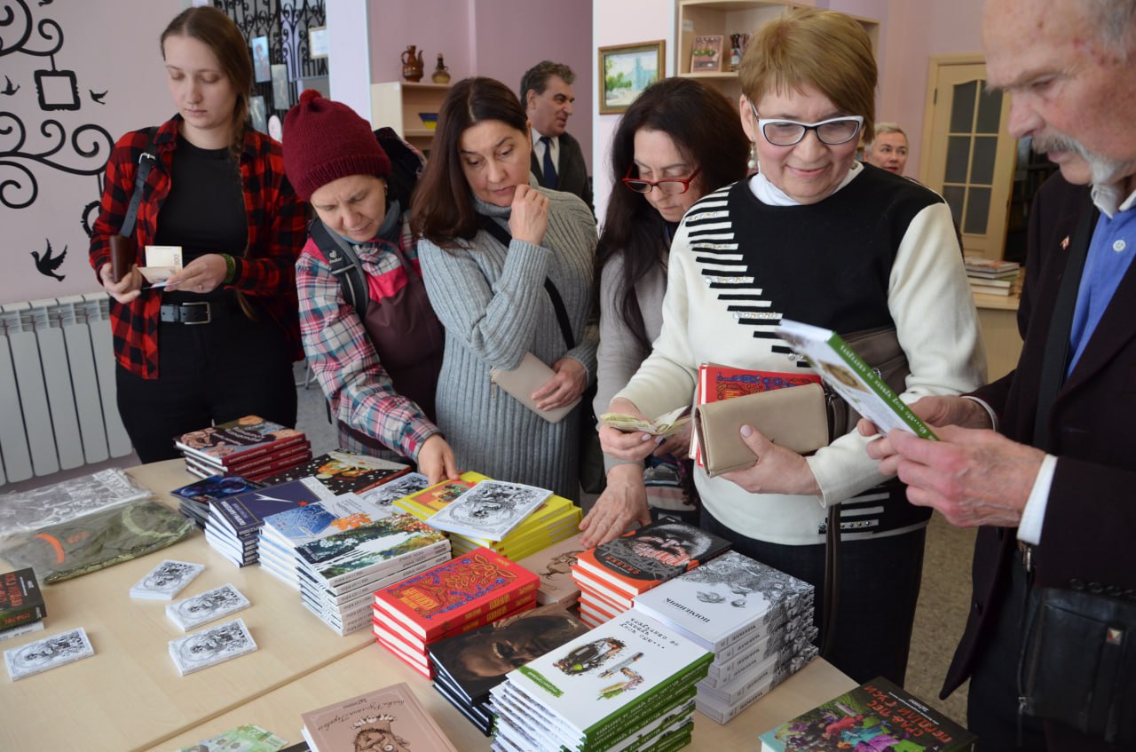 У Кам’янському відбулась зустріч з письменником і журналістом Русланом Горовим - ФОТО