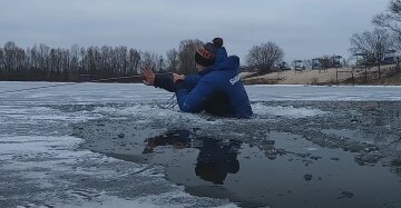 Правила безпеки під час перебування на льоду нагадали кам'янчанам надзвичайники - ФОТО
