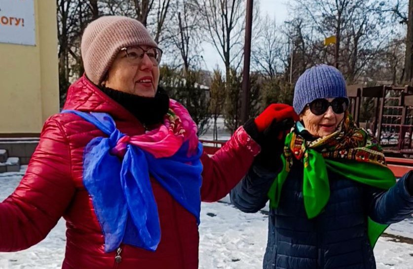 Учасники групи «Активне довголіття» святкували Масляну у Центральному парку Кам’янського - ФОТО