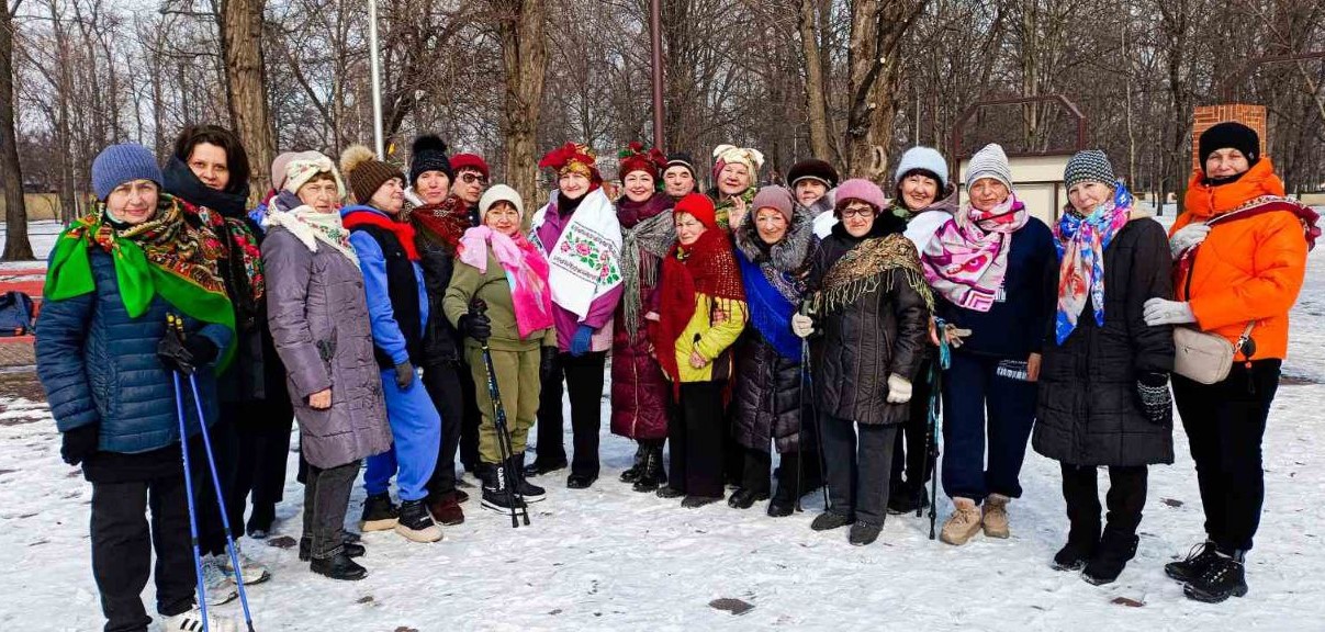 Учасники групи «Активне довголіття» святкували Масляну у Центральному парку Кам’янського - ФОТО