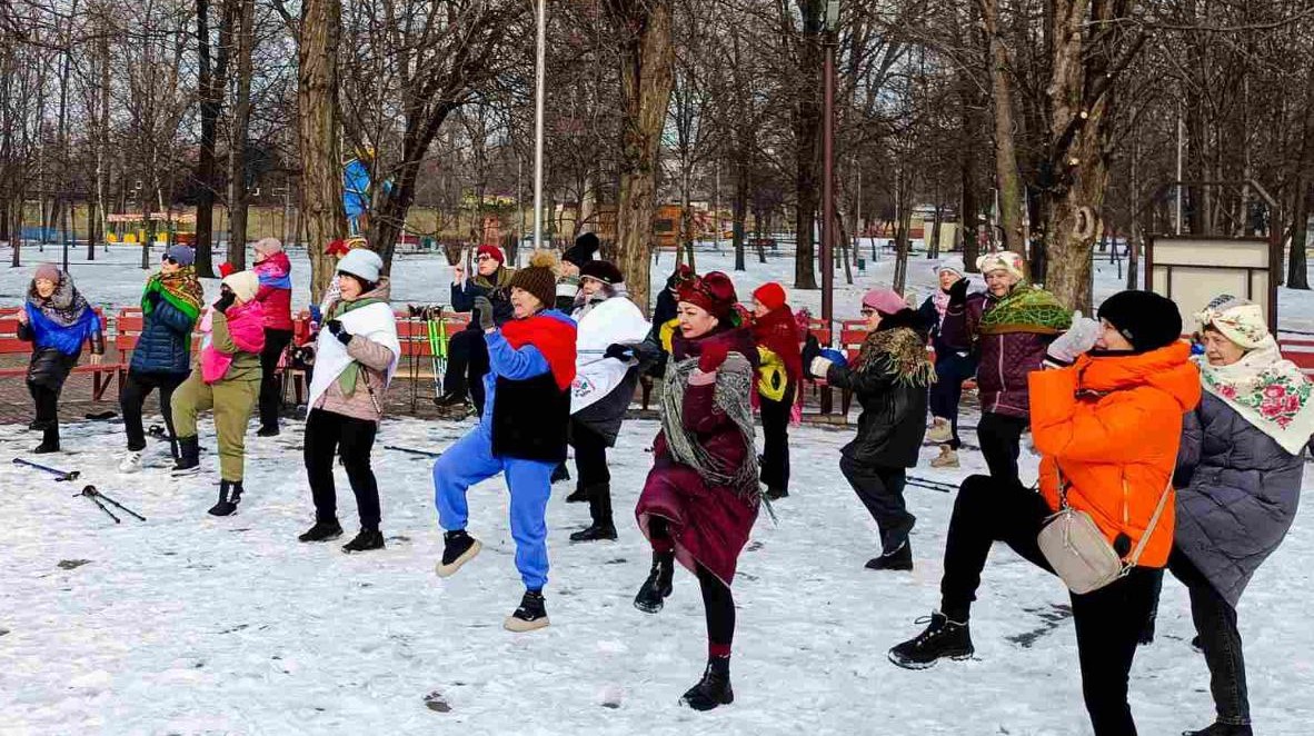 Учасники групи «Активне довголіття» святкували Масляну у Центральному парку Кам’янського - ФОТО