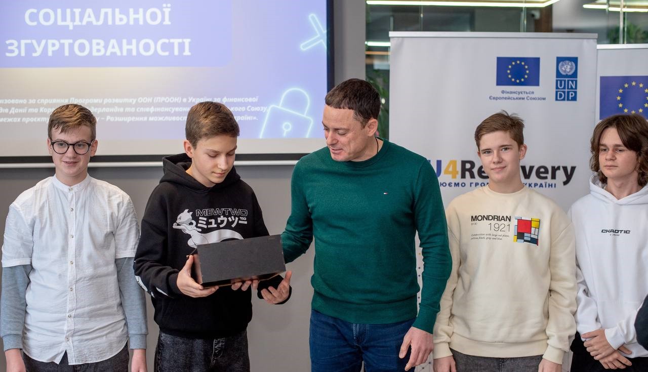 Молодь Кам'янського навчалась правил безпеки у кризових ситуаціях - ФОТО