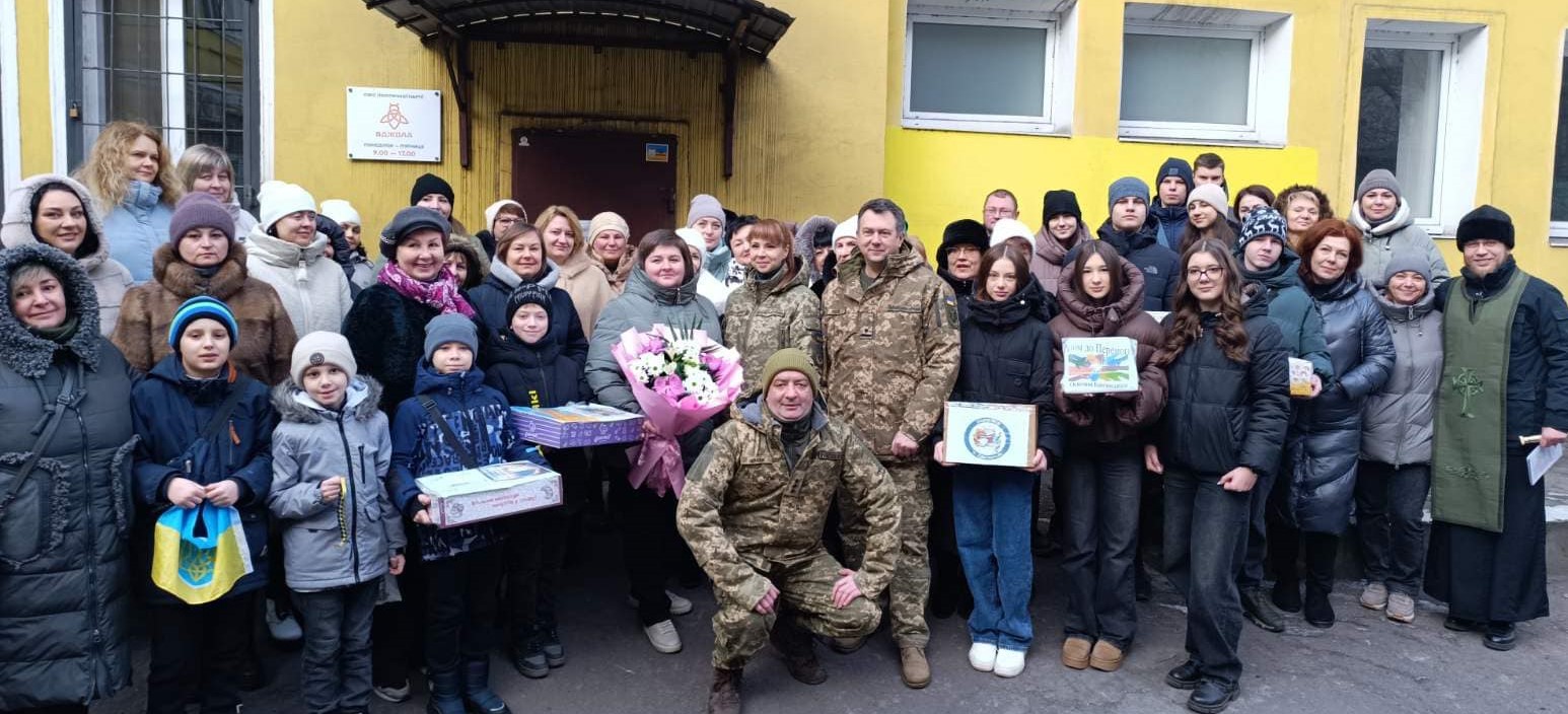 Чергове авто передали нашим захисникам освітяни та учнів місцевих шкіл Кам'янського - ФОТО