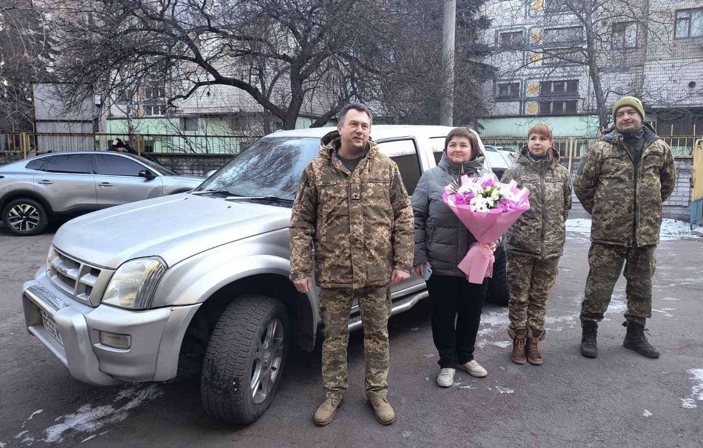 Чергове авто передали нашим захисникам освітяни та учнів місцевих шкіл Кам'янського - ФОТО