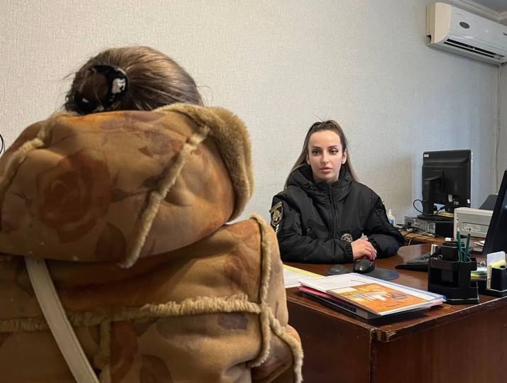 Попросила хустинки та хотіла пограбувати: в Кам’янському 26-річна зловмисниця напала на жінку на вулиці