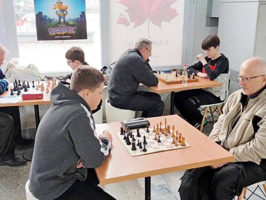 У Кам`янському юні шахісти дали урок гравцям-аксакалам